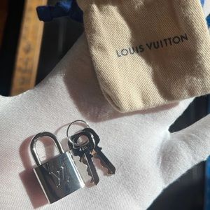 louis vuitton silver lock & 2 keys #448!! 2 chains!!